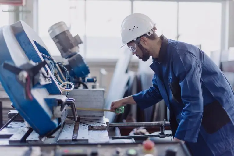 Un professionista al lavoro in un impianto produttivo