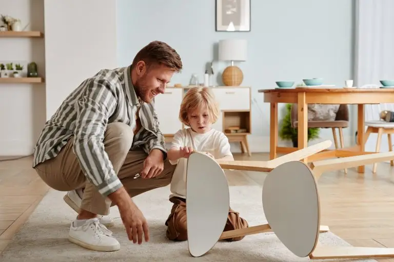 Un padre e un figlio nella loro casa